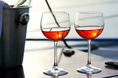 kadehlerin kırmızı şarap, yakın çekim, romantik kavramı   