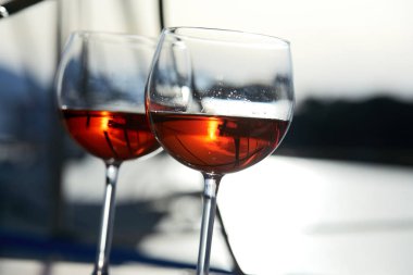 kadehlerin kırmızı şarap, yakın çekim, romantik kavramı   