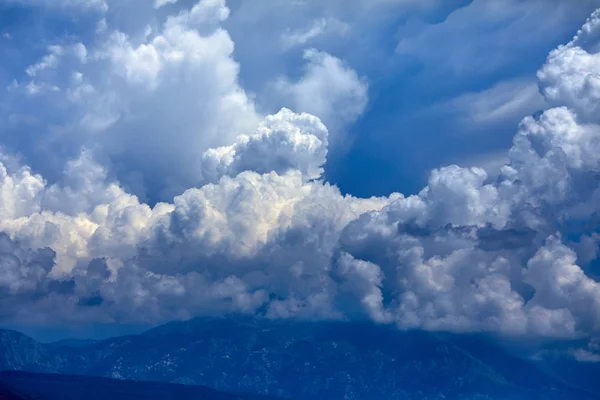 Weiße Flauschige Wolken Blauen Himmel — Stockfoto