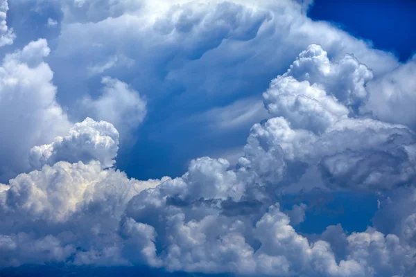 Weiße Flauschige Wolken Blauen Himmel — Stockfoto