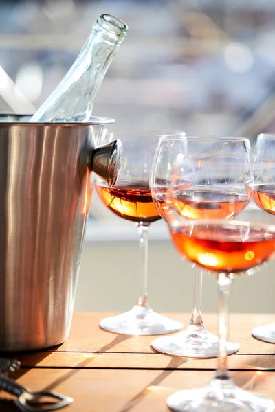 Bicchieri Con Vino Rosso Secchio Con Bottiglia Primo Piano — Foto Stock