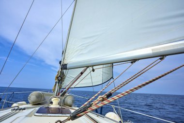 güneşli gün denizde yüzen yat