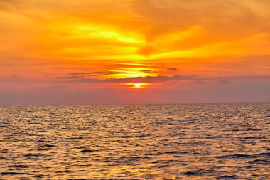güzel gökyüzü günbatımı denizde ısmarlayarak 