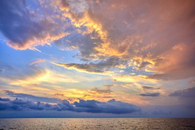 güzel gökyüzü günbatımı denizde ısmarlayarak 
