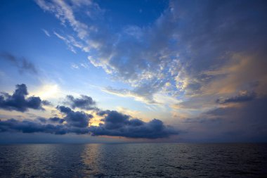 güzel gökyüzü günbatımı denizde ısmarlayarak 