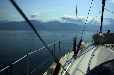 güneşli gün denizde yüzen yat