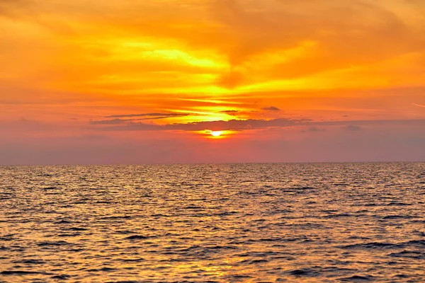 美しい空 夕焼けの海の上の美しい景色 — ストック写真