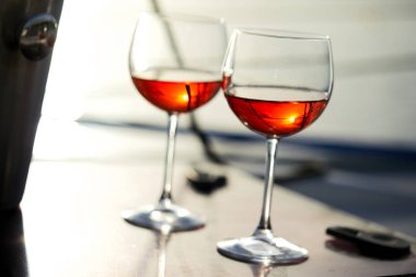 kadehlerin kırmızı şarap, yakın çekim, romantik kavramı   