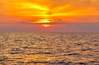 güzel gökyüzü günbatımı denizde ısmarlayarak 