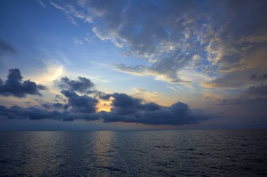güzel gökyüzü günbatımı denizde ısmarlayarak 