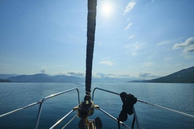 güneşli gün denizde yüzen yat