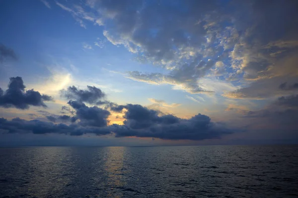 güzel gökyüzü günbatımı denizde ısmarlayarak 