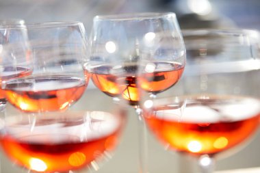 kadehlerin kırmızı şarap, yakın çekim, romantik kavramı   