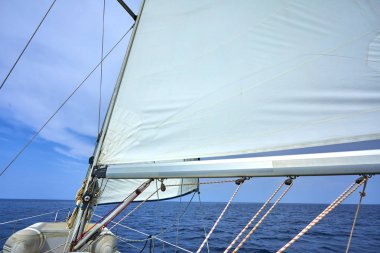 güneşli gün denizde yüzen yat