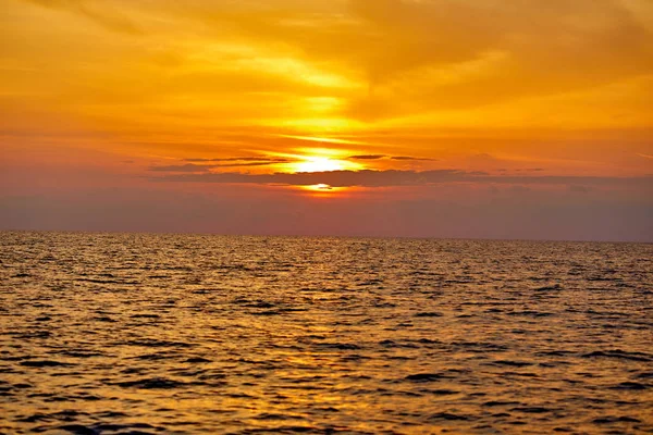 güzel gökyüzü günbatımı denizde ısmarlayarak 