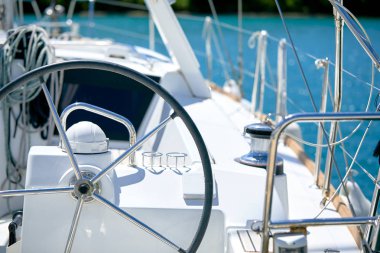 güneşli gün denizde yüzen yat