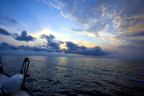 güzel gökyüzü günbatımı denizde ısmarlayarak 