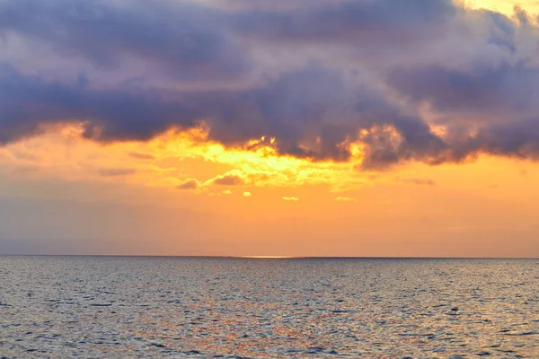 美しい空 夕焼けの海の上の美しい景色 — ストック写真