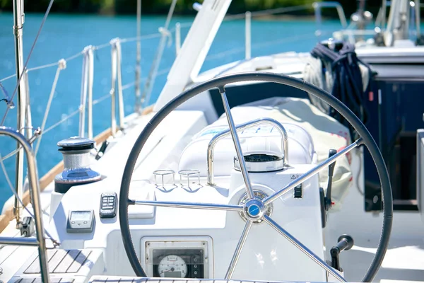 güneşli gün denizde yüzen yat