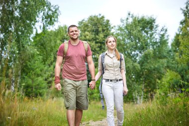 ormanda yürüyüş güneşli gün iki gezginler 