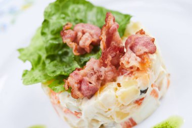 Rus salatası beyaz tabakta yakın çekim 