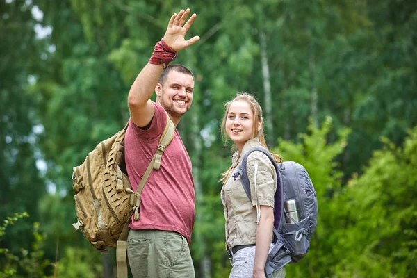 Två Resenärer Promenader Skogen Solig Dag — Stockfoto