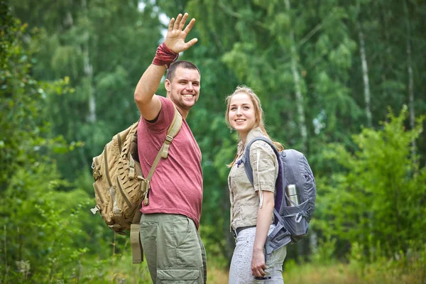 Två Resenärer Promenader Skogen Solig Dag — Stockfoto