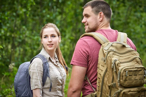 ormanda yürüyüş güneşli gün iki gezginler 