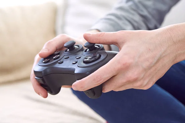 Homem Segurando Controladores Joystick Enquanto Joga Jogos Vídeo Casa — Fotografia de Stock