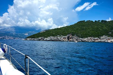 güneşli gün denizde yüzen yat