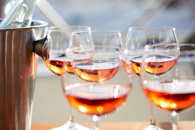 parlak güneş ışığı altında gül şarap gözlük yakın çekim 