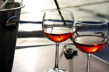 bardak şarap yat yüzeyi parlak güneş ışığı altında