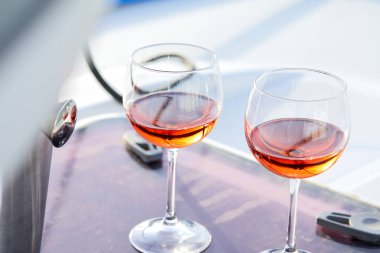 bardak şarap yat yüzeyi parlak güneş ışığı altında