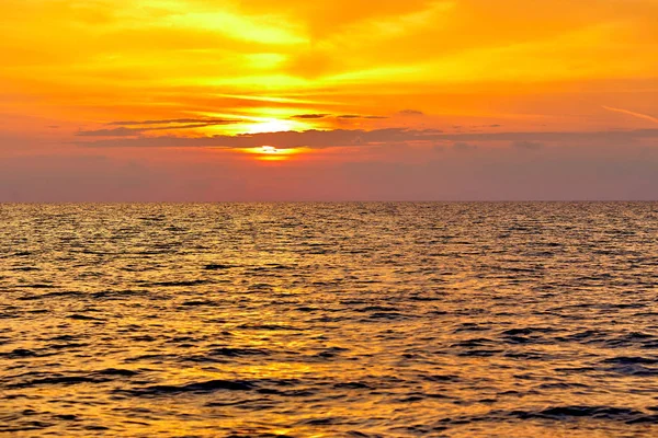 Schilderachtig Uitzicht Van Mooie Hemel Zee Bij Zonsondergang — Stockfoto