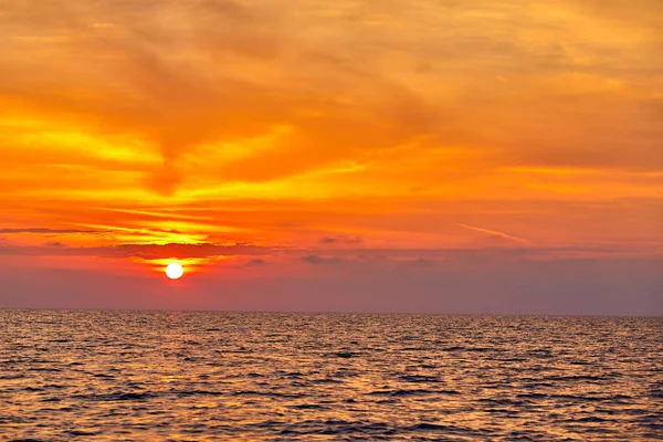 美丽的天空在日落的海面上风景如画的景色 — 图库照片