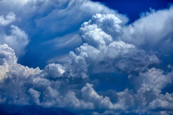 Weiße Flauschige Wolken Blauen Himmel — Stockfoto