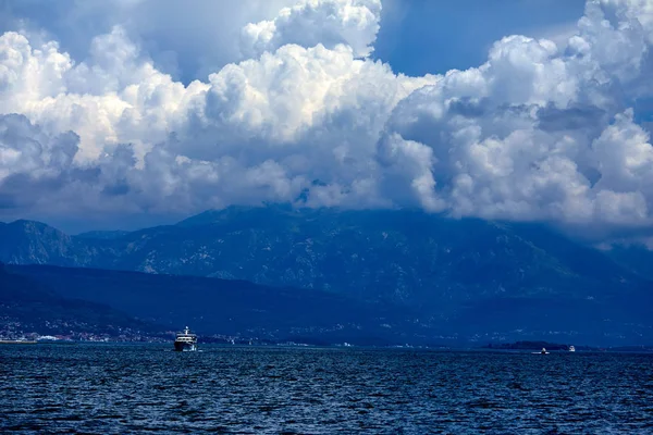 Άσπρο Φουντωτό Σύννεφα Πάνω Από Την Θάλασσα Στον Ουρανό — Φωτογραφία Αρχείου