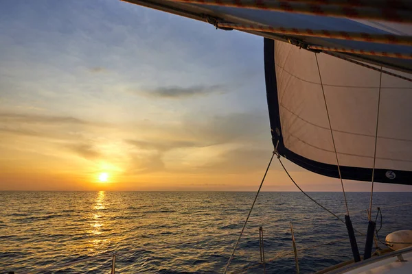 Jacht Unoszące Się Morze Zachodzie Słońca Pomarańczowy Zdjęcie Stockowe