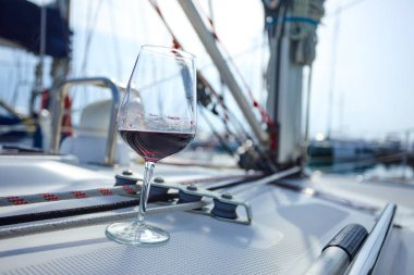 Yat güvertede kırmızı şarap