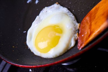 lezzetli kızarmış yumurta tavası, yakın çekim 