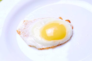 lezzetli kızarmış yumurta beyaz tabakta yakın çekim 