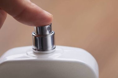 parfüm kozmetik şişe tutan erkek el