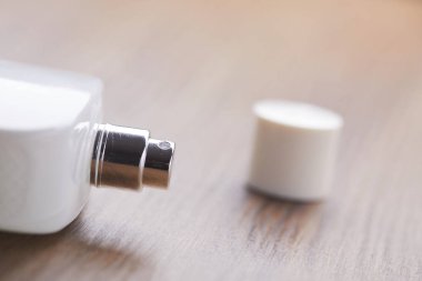 kozmetik şişe parfüm bej renkli arka plan üzerinde 