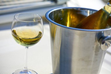 bardağı ve kova ile yatta beyaz şarap şişesi