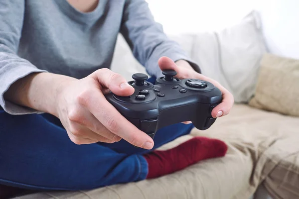 Homem Segurando Controladores Joystick Enquanto Joga Jogos Vídeo Casa — Fotografia de Stock