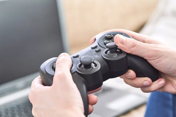 Homem Segurando Controladores Joystick Enquanto Joga Jogos Vídeo Casa — Fotografia de Stock