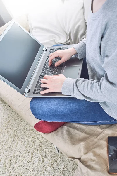 ノート パソコンのキーボードで入力する男性の手クローズ アップ — ストック写真