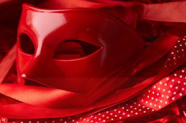 karnaval kırmızı maske koyu arka plan üzerinde tatil için 