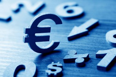 Sayı ve para birimi simgelerini tahta masada kümesi yakın çekim 