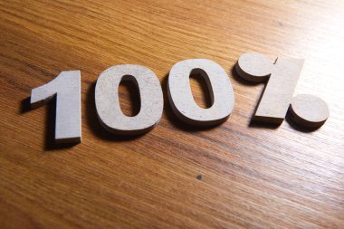 100 yüzde indirim tabelada ahşap masa, yakın çekim 